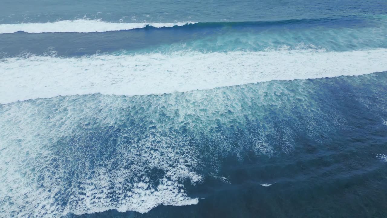 详情图-五彩缤纷的旅行在戏剧性的海洋与巨浪。环绕热带蓝海全景。美丽和雄伟的绿松石大西洋。无人机飞行射击空液体。清晰宁静的背景