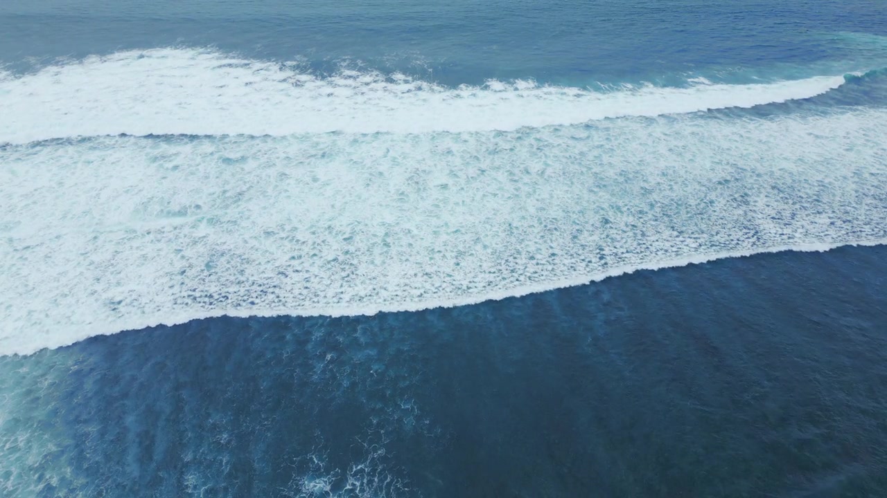 详情图-五彩缤纷的旅行在戏剧性的海洋与巨浪。环绕热带蓝海全景。美丽和雄伟的绿松石大西洋。无人机飞行射击空液体。清晰宁静的背景