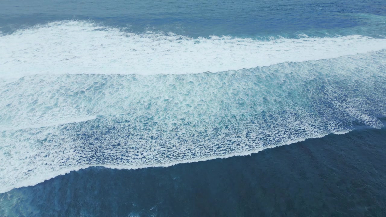 详情图-五彩缤纷的旅行在戏剧性的海洋与巨浪。环绕热带蓝海全景。美丽和雄伟的绿松石大西洋。无人机飞行射击空液体。清晰宁静的背景