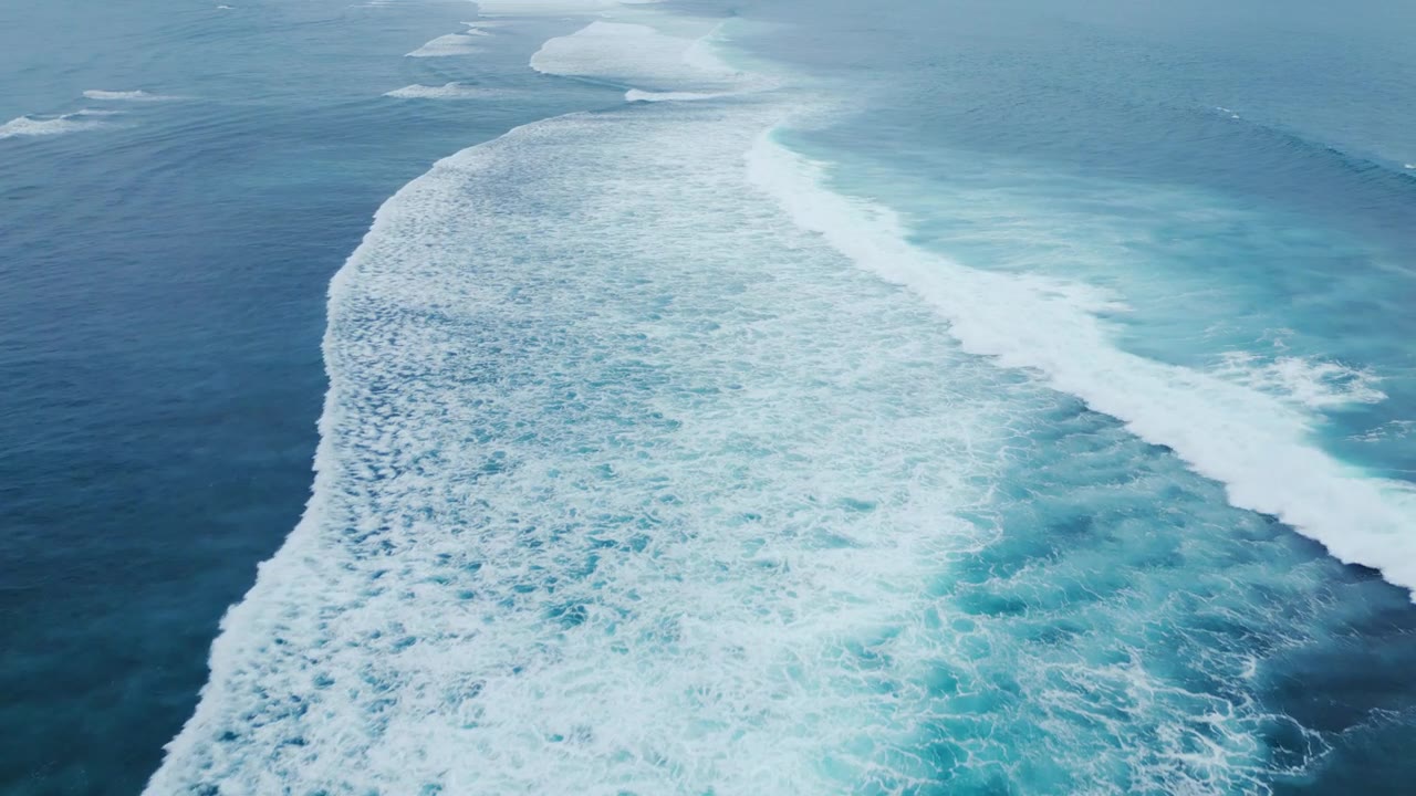 詳情圖-碧海碧波碧水。鳥瞰海浪與白色大卷曲。電影的流動高膨脹。上方自然水旋風(fēng)日。op,Shot抽象海洋景觀背景