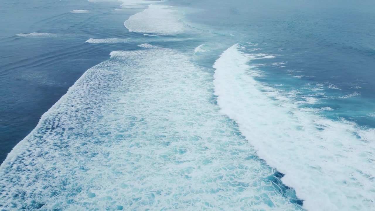 詳情圖-碧海碧波碧水。鳥瞰海浪與白色大卷曲。電影的流動高膨脹。上方自然水旋風(fēng)日。op,Shot抽象海洋景觀背景