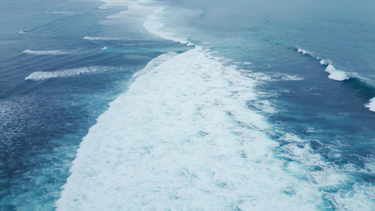詳情圖-碧海碧波碧水。鳥瞰海浪與白色大卷曲。電影的流動高膨脹。上方自然水旋風(fēng)日。op,Shot抽象海洋景觀背景