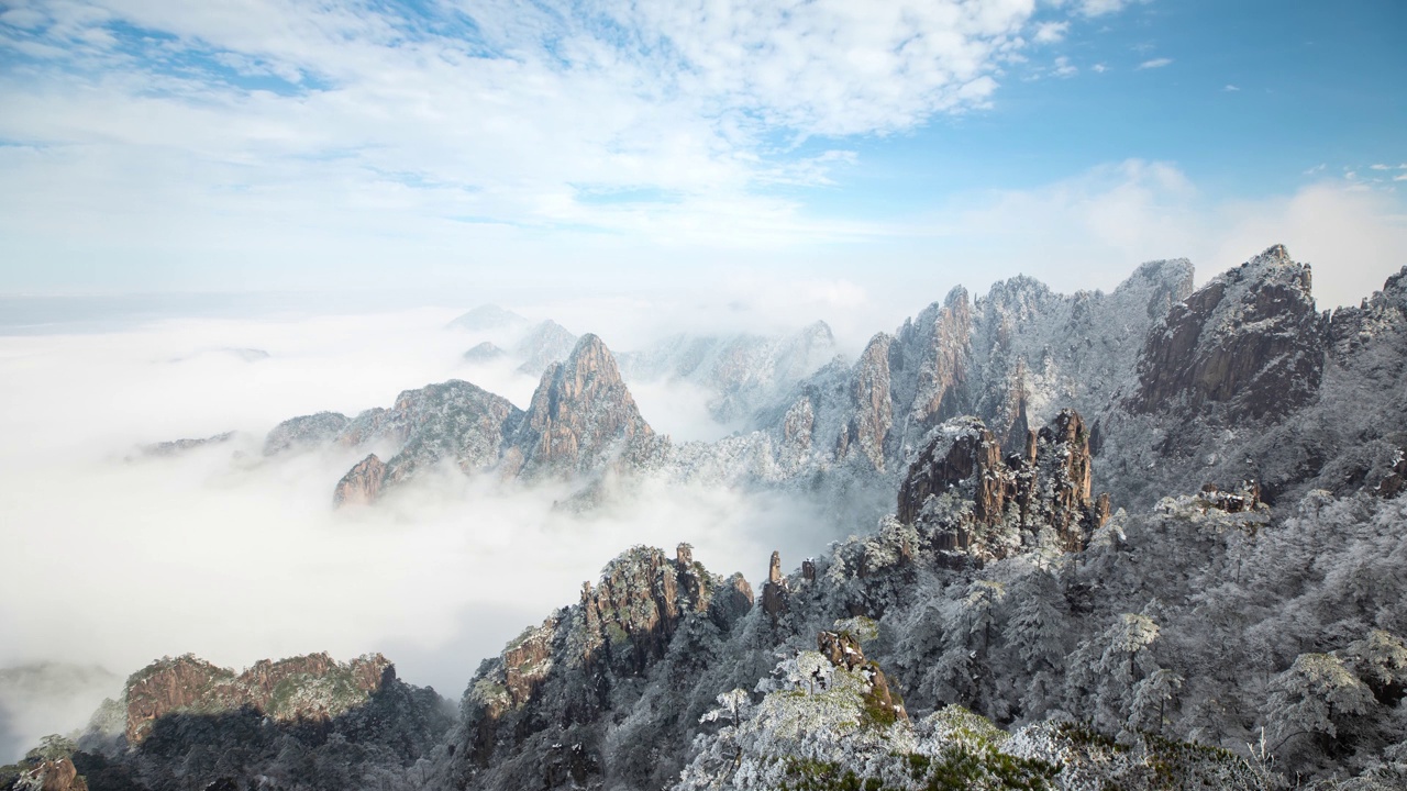 中国黄山周围的延时雾