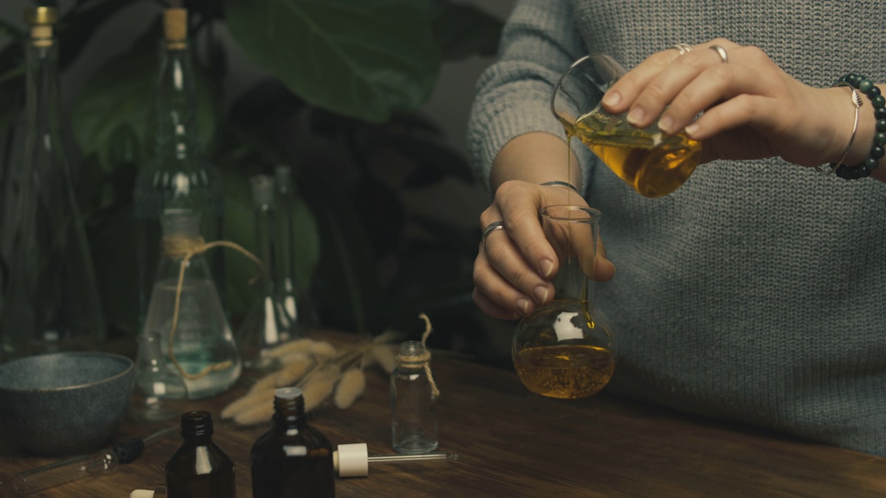 詳情圖-由天然油脂制成的手工肥皂。移液器移至油中。