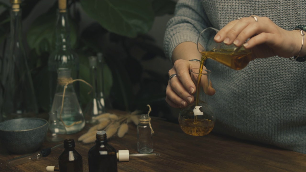 詳情圖-由天然油脂制成的手工肥皂。移液器移至油中。