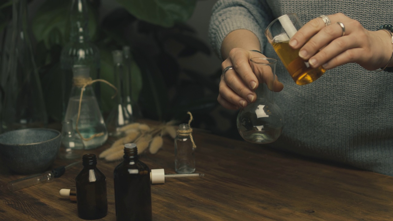 詳情圖-由天然油脂制成的手工肥皂。移液器移至油中。
