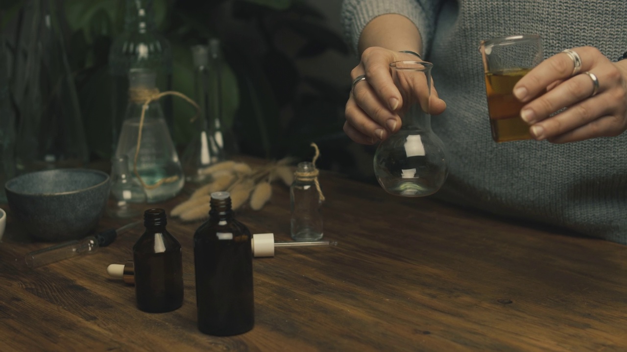 詳情圖-由天然油脂制成的手工肥皂。移液器移至油中。