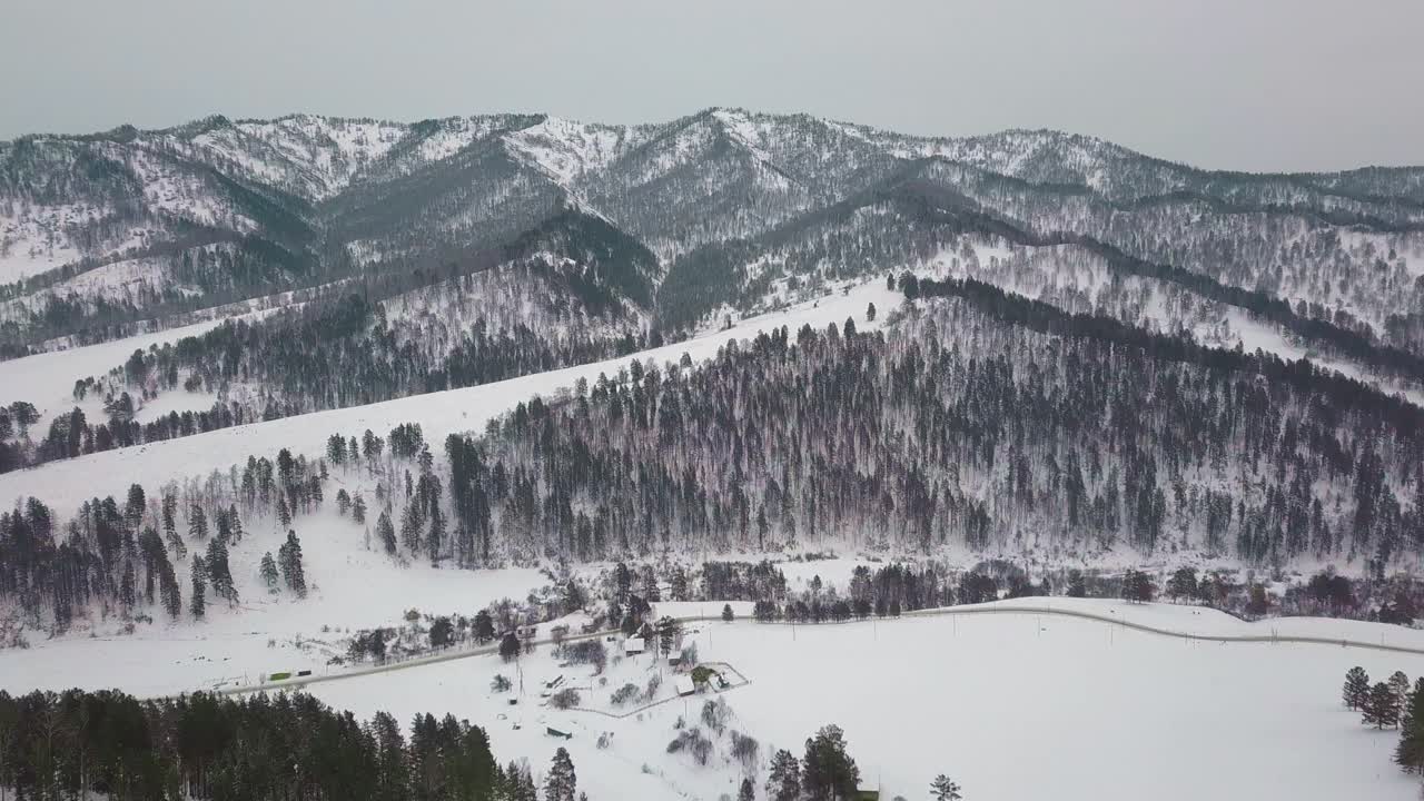 森林山和陡峭的山坡上覆盖着皑皑白雪