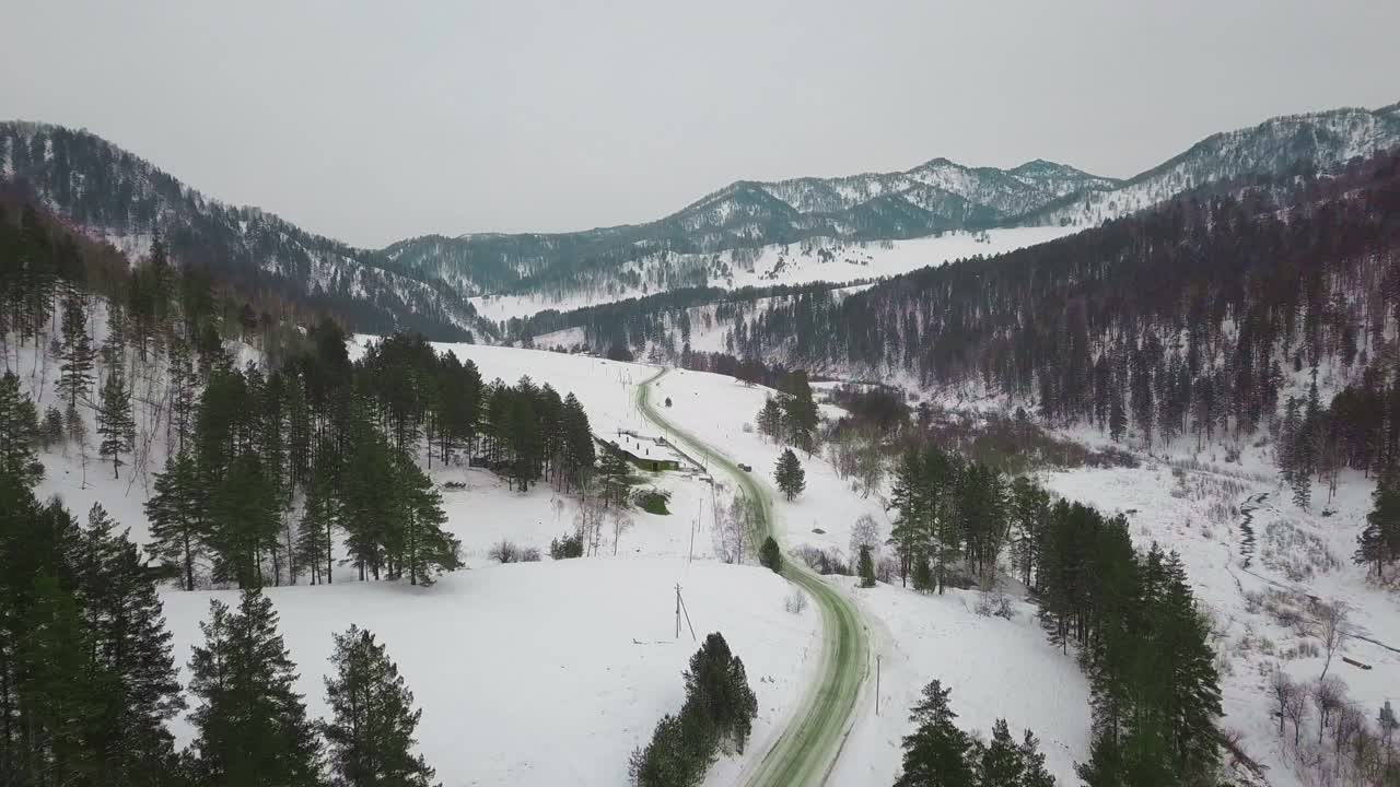 运送冷杉后的雪坡绿道