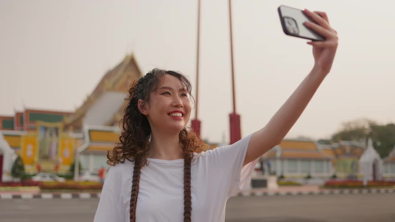 亚洲女性在社交媒体上直播分享旅行经验