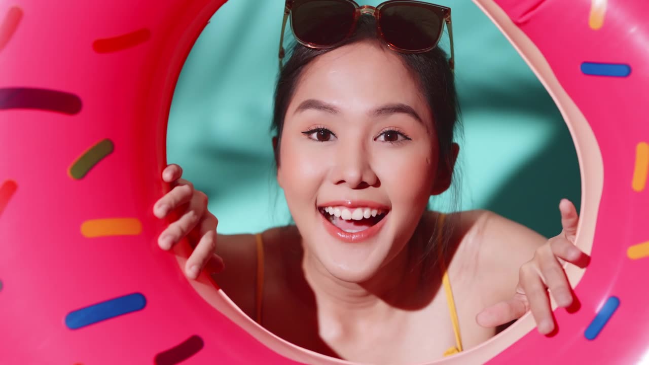 詳情圖-你好，夏天問候年輕的亞洲女性女性在泳裝俏皮歡樂好玩玩臉表情手勢抱甜甜圈形狀充氣，女人準(zhǔn)備在夏天放松休閑假期玩得開心