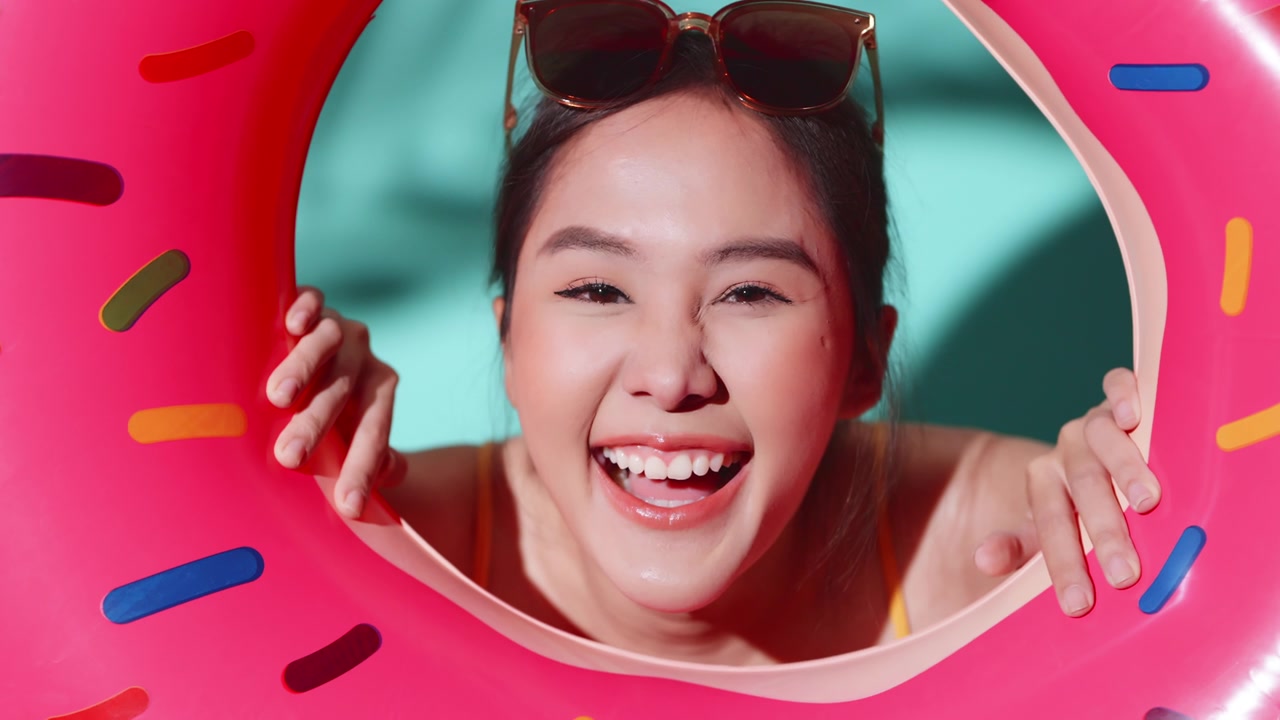 詳情圖-你好，夏天問候年輕的亞洲女性女性在泳裝俏皮歡樂好玩玩臉表情手勢抱甜甜圈形狀充氣，女人準(zhǔn)備在夏天放松休閑假期玩得開心