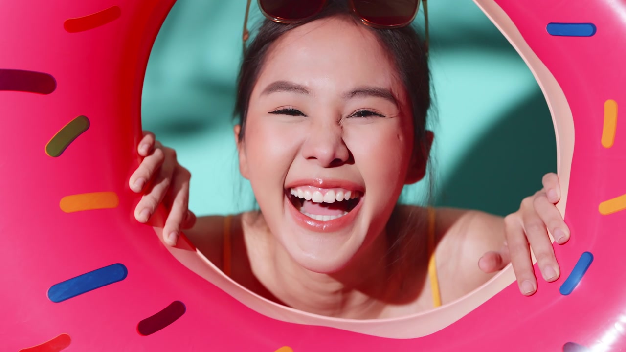 詳情圖-你好，夏天問候年輕的亞洲女性女性在泳裝俏皮歡樂好玩玩臉表情手勢抱甜甜圈形狀充氣，女人準(zhǔn)備在夏天放松休閑假期玩得開心