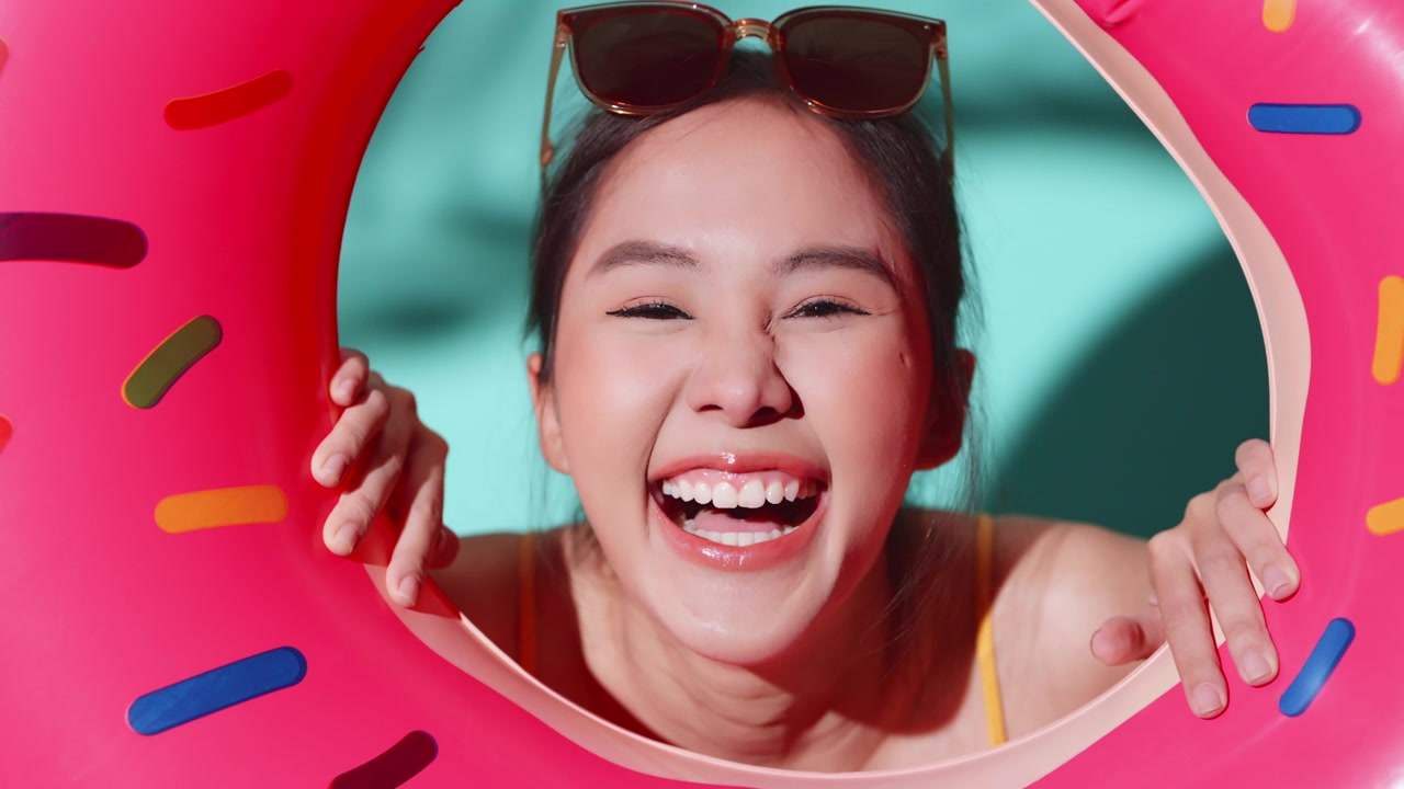 詳情圖-你好，夏天問候年輕的亞洲女性女性在泳裝俏皮歡樂好玩玩臉表情手勢抱甜甜圈形狀充氣，女人準(zhǔn)備在夏天放松休閑假期玩得開心