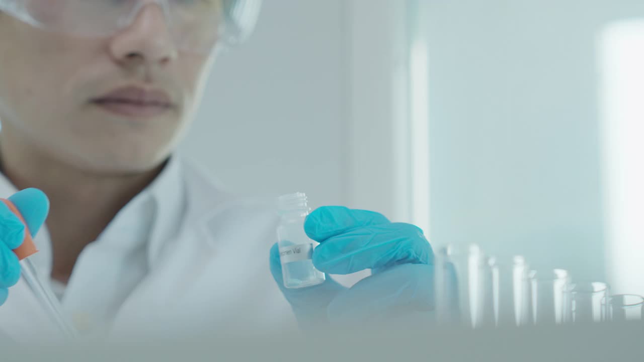 科学家在先进的科学实验室分析生化样品。医疗专业人员使用滴管和微生物发育病毒。实验室生物技术研究。化妆品