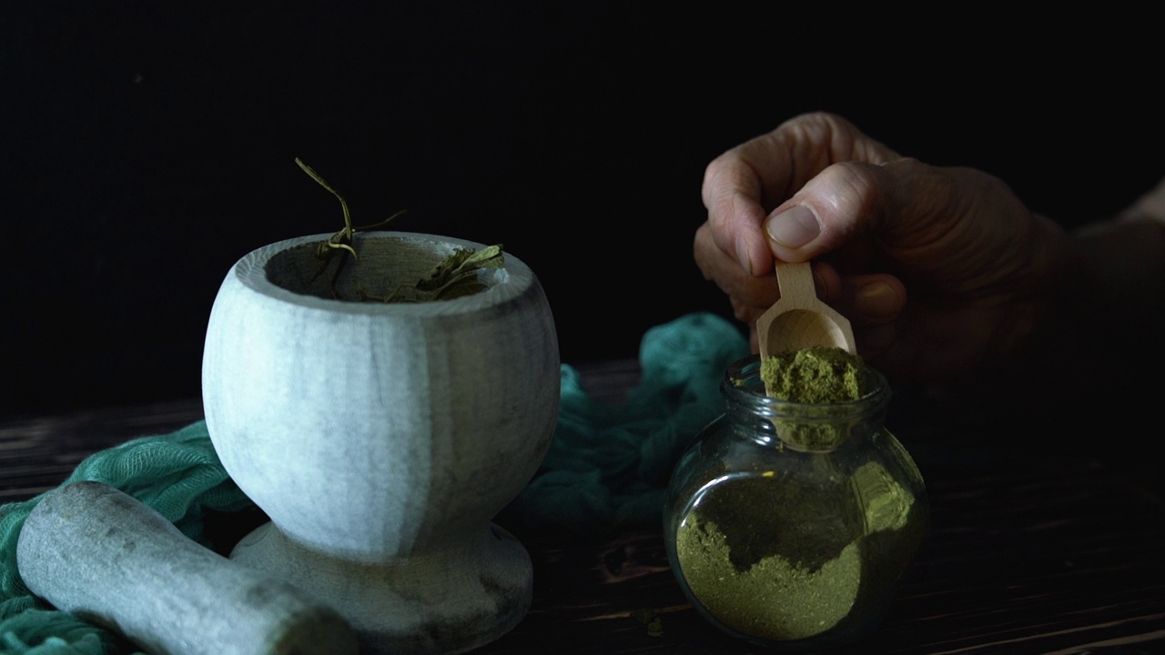 详情图-草药医生把草药洒在地上。草药的制备。