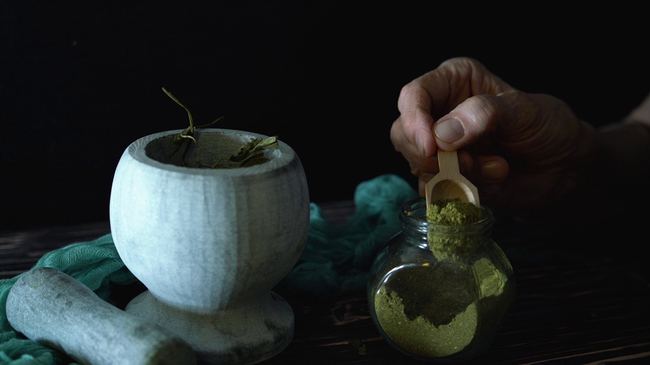 详情图-草药医生把草药洒在地上。草药的制备。