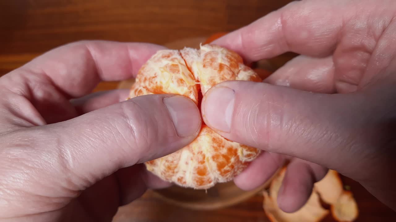 用手将去皮的陈皮切成片