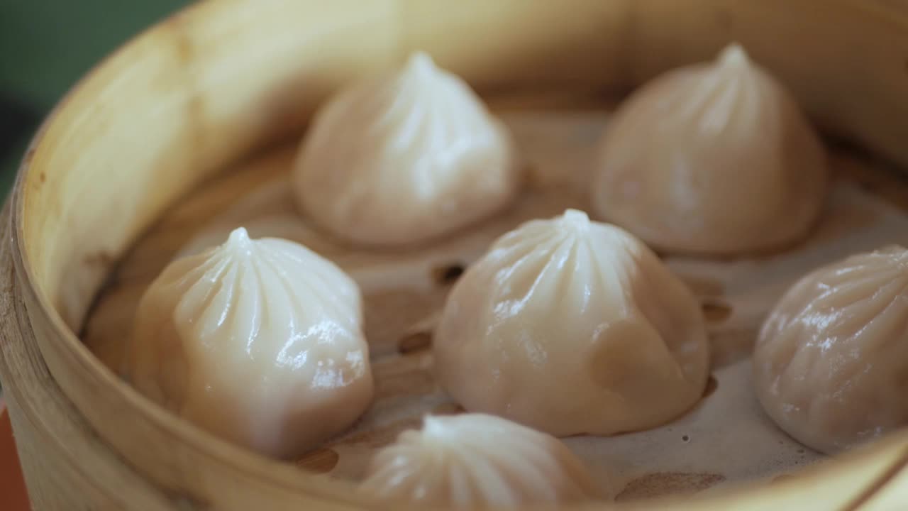 近距离观看小笼包，流猪肉饺子中国点心在竹篓里的动态视频