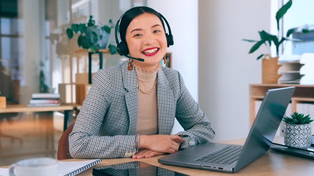 詳情圖-亞洲女性，商務(wù)和筆記本電腦，帶有電話中心耳機(jī)，用于通信，電話營(yíng)銷和客戶關(guān)系管理?？鞓菲髽I(yè)家人物畫像在線進(jìn)行客戶支持、咨詢服務(wù)或求助臺(tái)