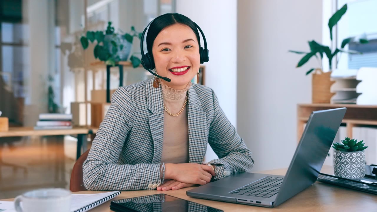 詳情圖-亞洲女性，商務(wù)和筆記本電腦，帶有電話中心耳機(jī)，用于通信，電話營(yíng)銷和客戶關(guān)系管理?？鞓菲髽I(yè)家人物畫像在線進(jìn)行客戶支持、咨詢服務(wù)或求助臺(tái)