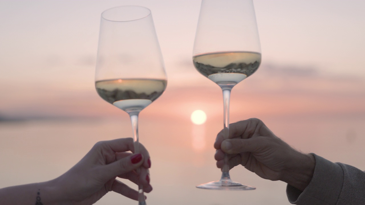 詳情圖-雙手握著酒杯舉杯，對著大海