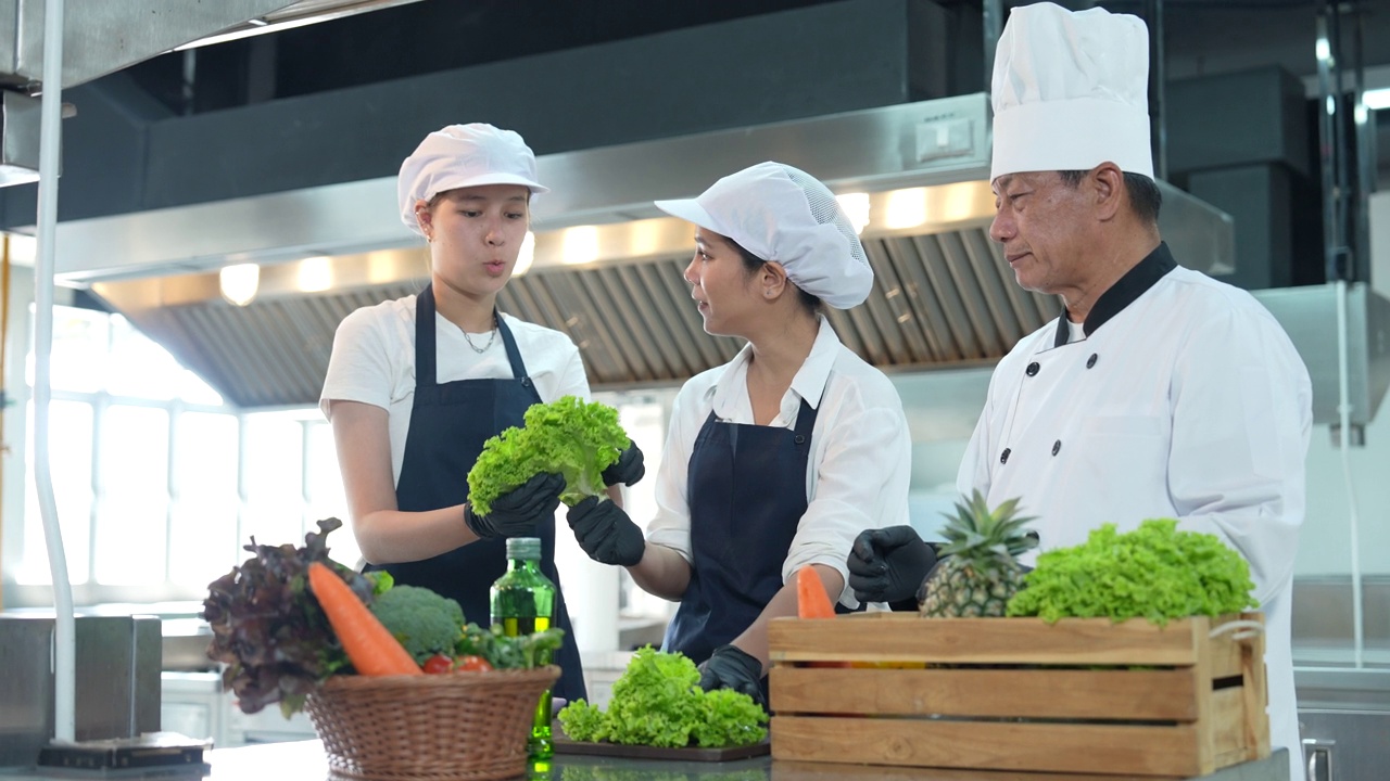 男厨师在烹饪课上训练一群女学徒。