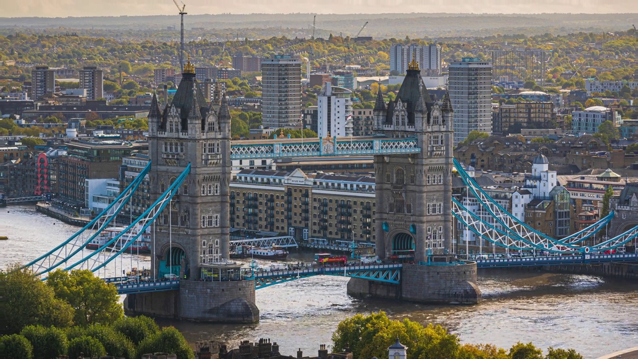 英国伦敦市区商业公司大楼摩天楼的低角度延时拍摄