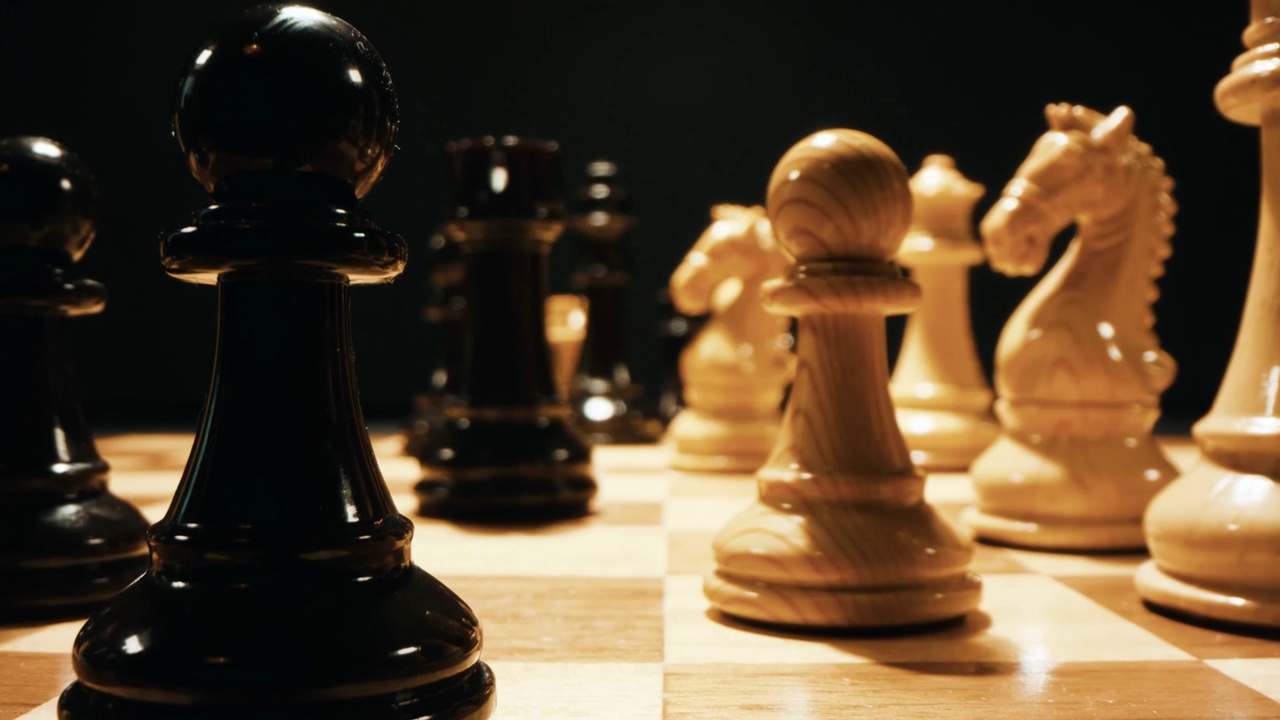 经典的木制象棋游戏。股票视频