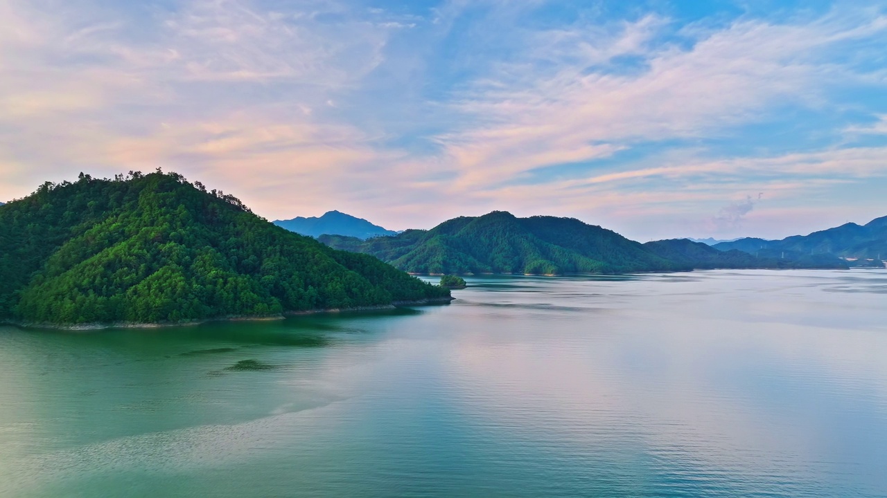中国浙江省杭州淳安美丽的千岛湖自然景观日落航拍画面。