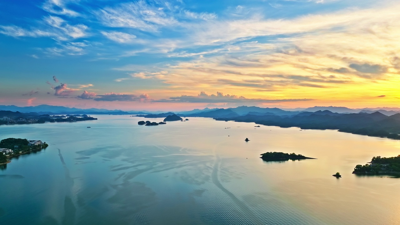 中国杭州淳安，千岛湖日落美景的航拍画面。