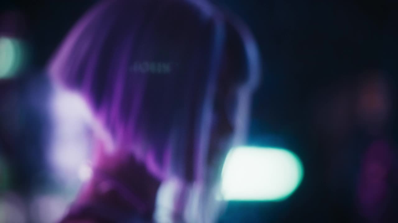 美麗的復(fù)古未來主義人類游戲女孩肖像，類似于人工智能的安卓機(jī)器人，在霓虹燈和色彩繽紛的賽博朋克氛圍的現(xiàn)代城市中旅行