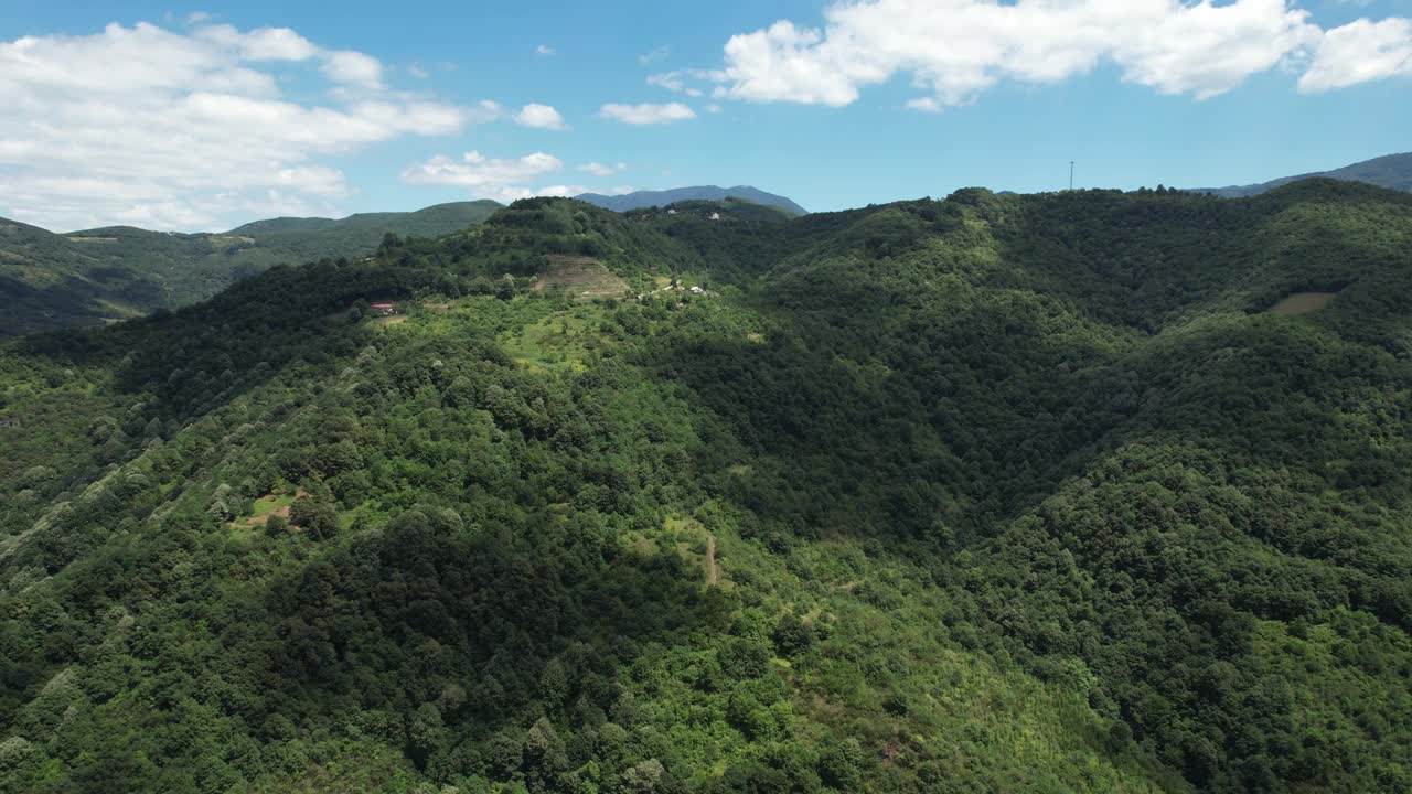 空中群山和蓝天