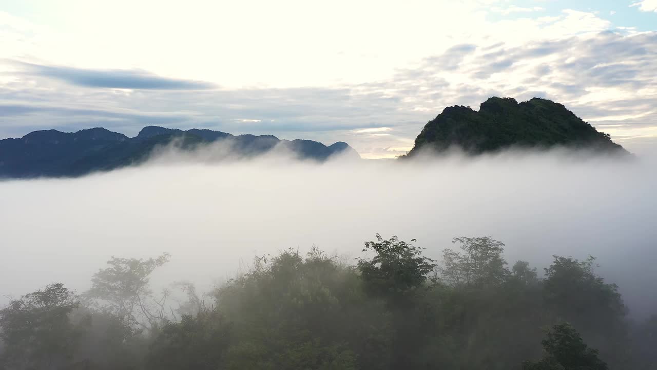 鸟瞰热带山脉和雨林景观在清晨的薄雾