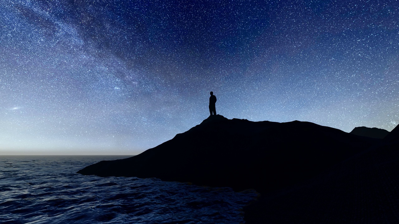 一个人站在山上仰望星空