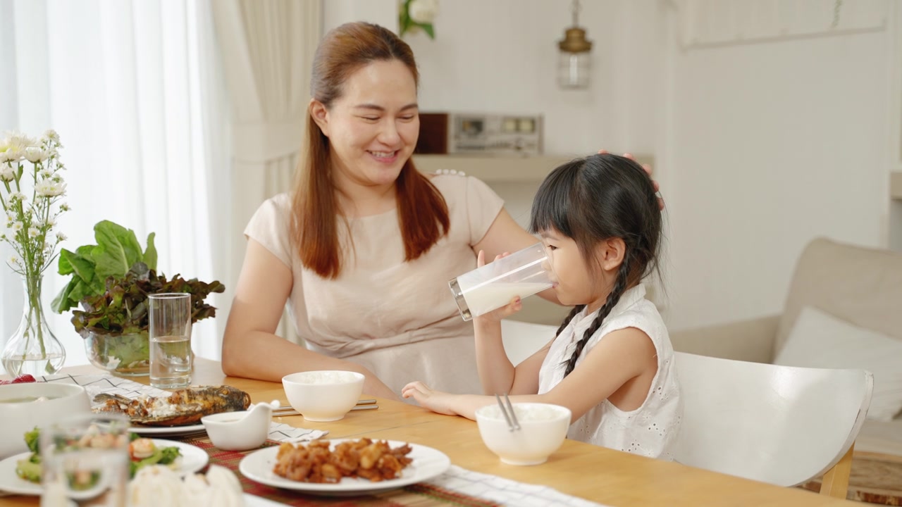 詳情圖-母親在早餐時(shí)給女兒端上牛奶，家庭關(guān)系概念，健康食品