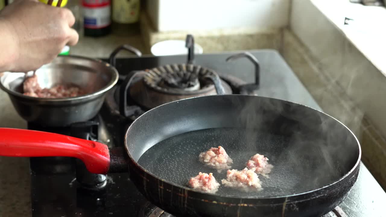 一位厨师正在做肉丸汤