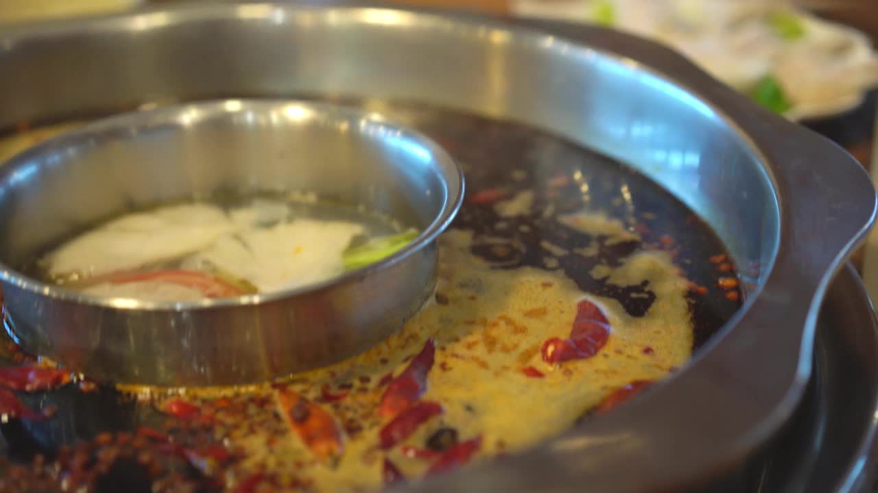 重庆火锅，一个人正在煮牛肉片