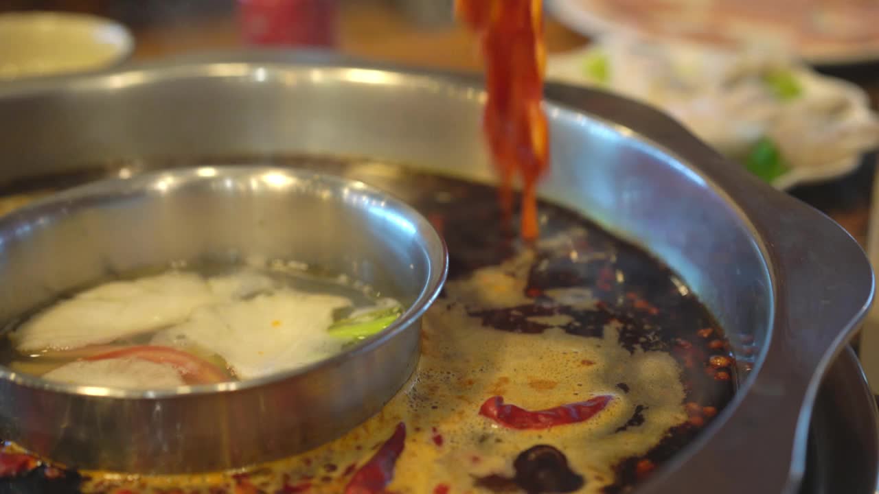重庆火锅，一个人正在煮牛肉片