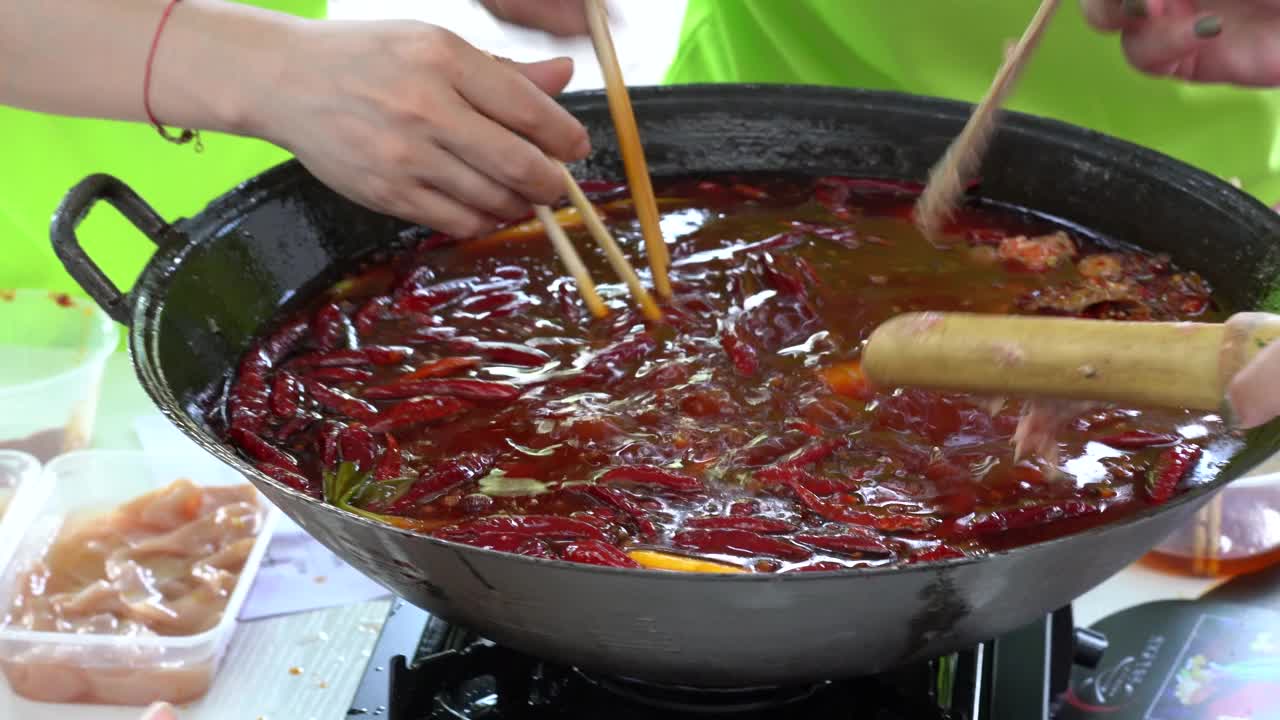 很多人都在吃重庆老火锅，中国菜