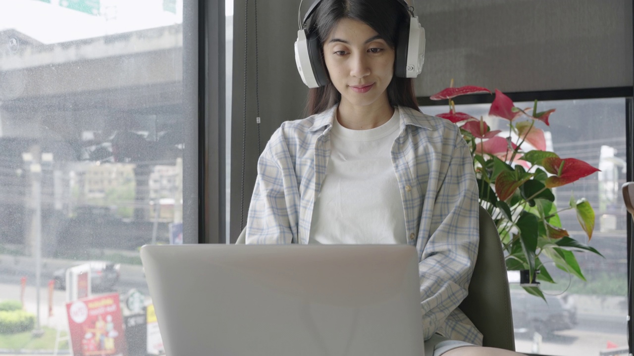 詳情圖-亞洲女性用筆記本電腦自由職業(yè)，教育，視頻通話。隨時隨地使用5G無線技術(shù)。