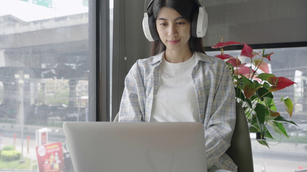 詳情圖-亞洲女性用筆記本電腦自由職業(yè)，教育，視頻通話。隨時隨地使用5G無線技術(shù)。