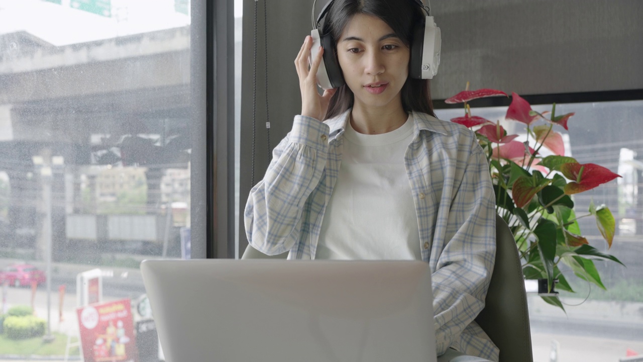 詳情圖-亞洲女性用筆記本電腦自由職業(yè)，教育，視頻通話。隨時隨地使用5G無線技術(shù)。