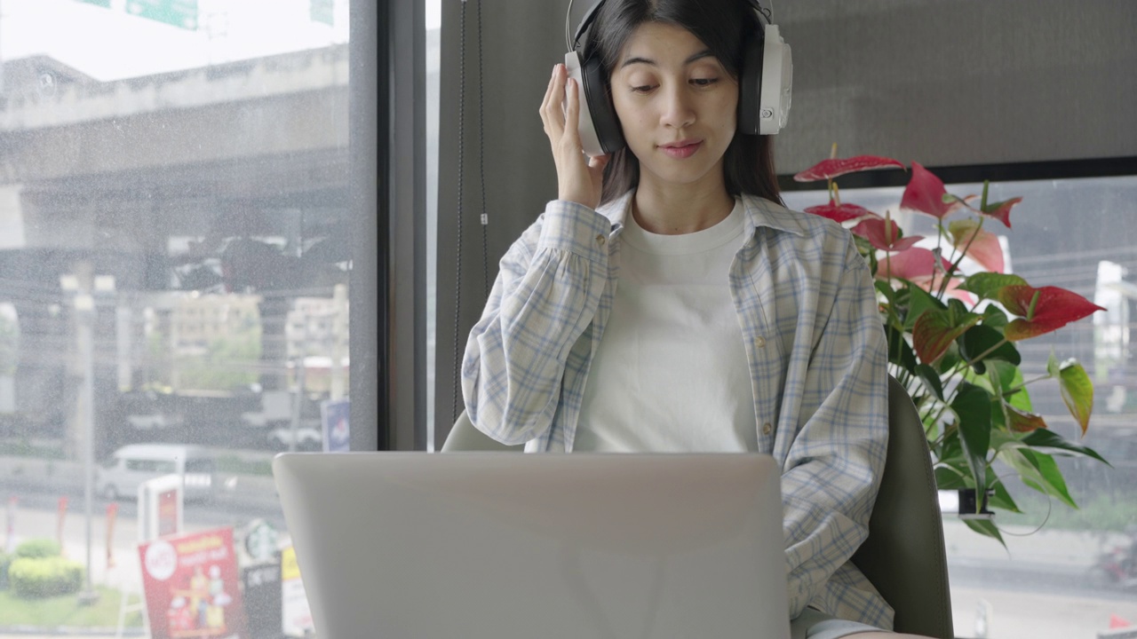 詳情圖-亞洲女性用筆記本電腦自由職業(yè)，教育，視頻通話。隨時隨地使用5G無線技術(shù)。