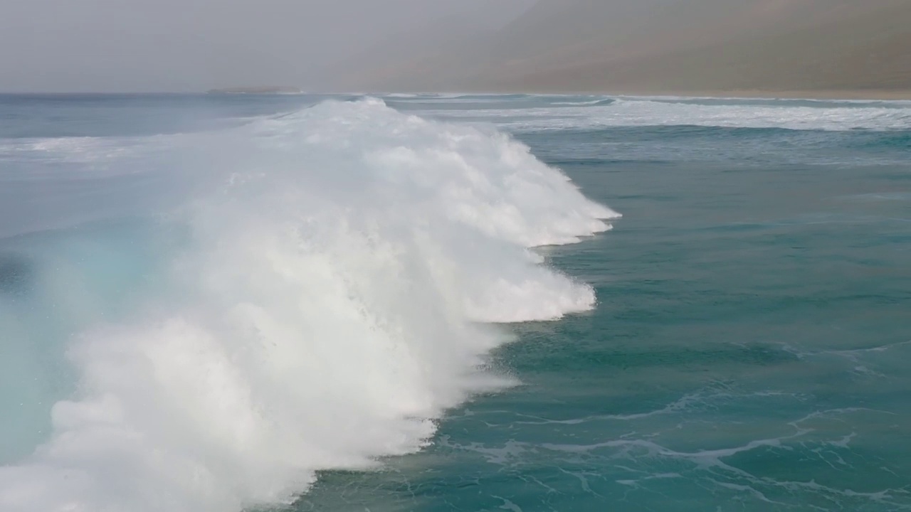 详情图-大海或海浪。从鸟瞰图上看，大海里有白色泡沫的巨浪。加那利富埃特文图拉岛。慢镜头