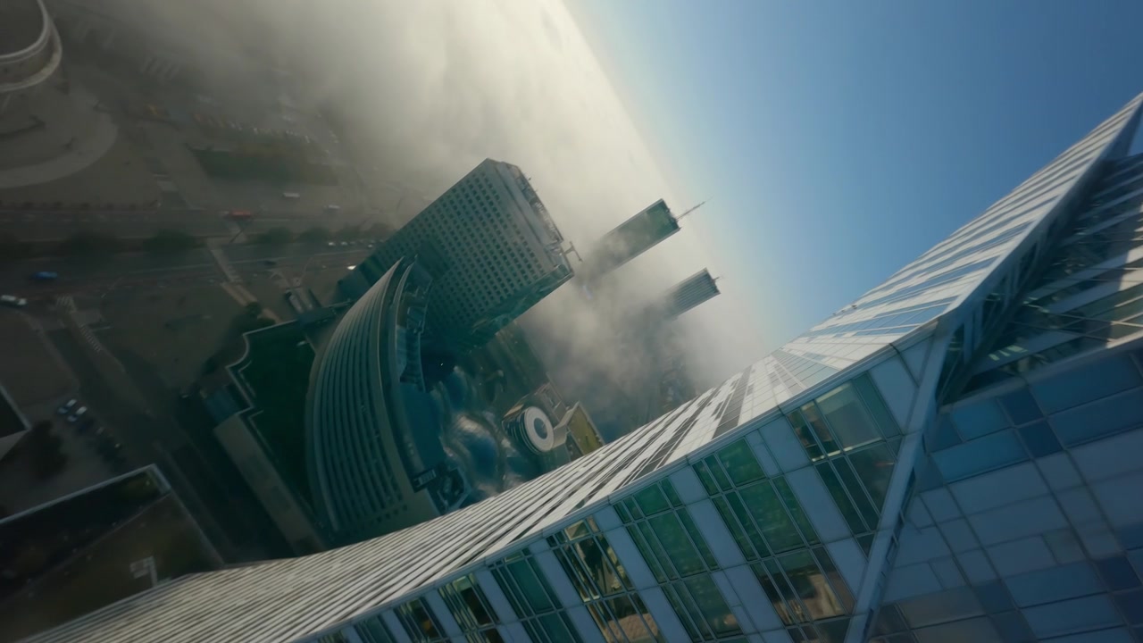 详情图-第一人称无人机飞行观看阳光明媚的城市景观在白天与高大的玻璃摩天大楼