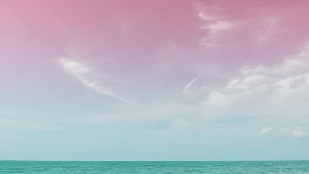奇妙的大自然延时云移动，柔和的蓝色天空大海海水在夏日的晴天。阳光反射在海水表面。云景穿梭于广阔的自然空间