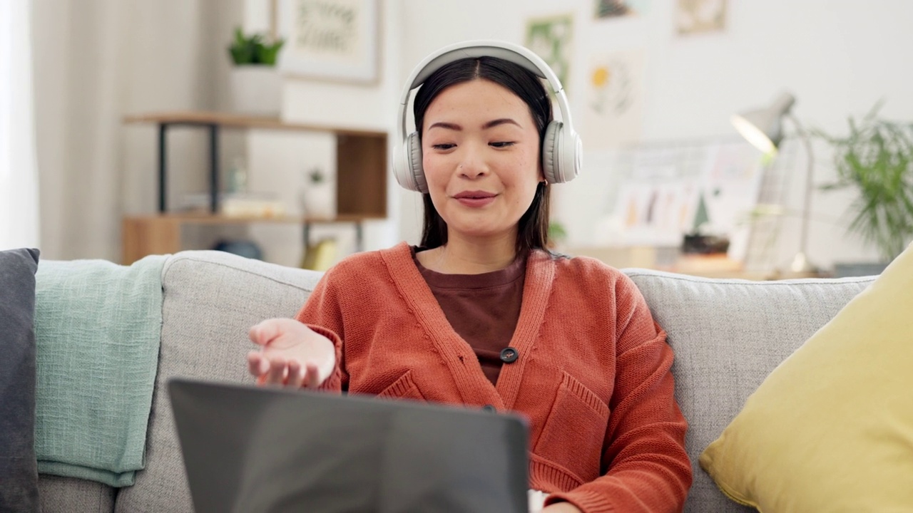 詳情圖-視頻會議，亞洲女性和遠(yuǎn)程工作人員在電腦上進(jìn)行在線會議。電子學(xué)習(xí)，數(shù)字通信和女學(xué)生在大學(xué)網(wǎng)絡(luò)研討會上學(xué)習(xí)和學(xué)校討論