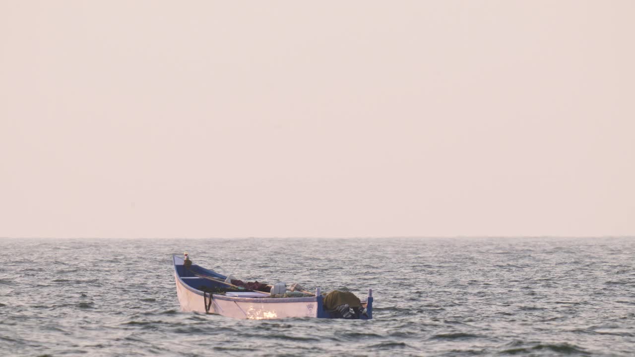 印度渔船漂浮在海上。浪摇独鱼船印。海洋的观点。