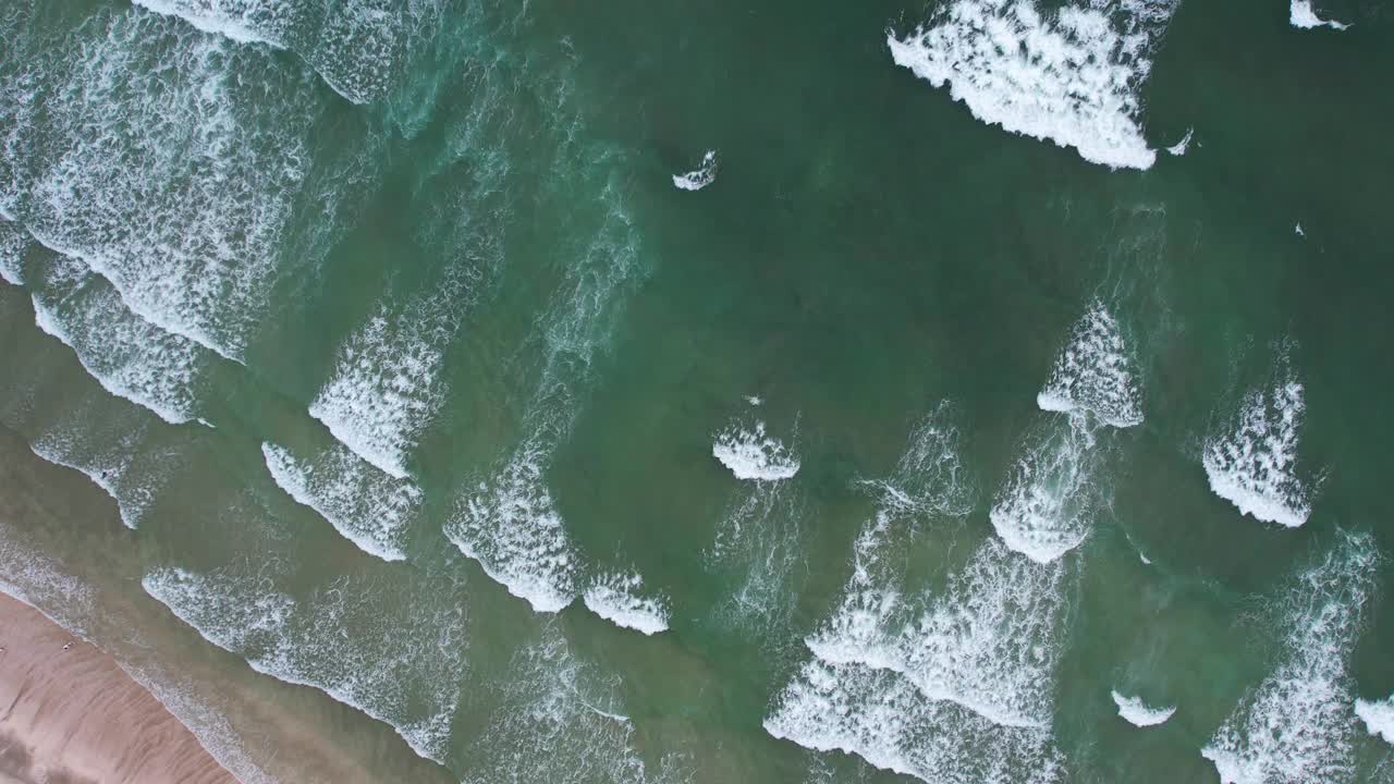 海浪的空中倾斜视图